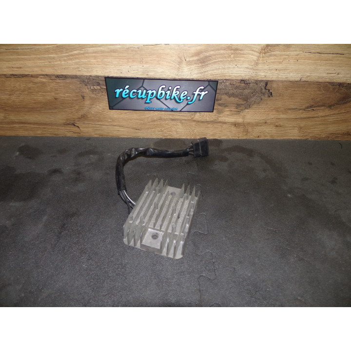 Régulateur charge Triumph TT 600