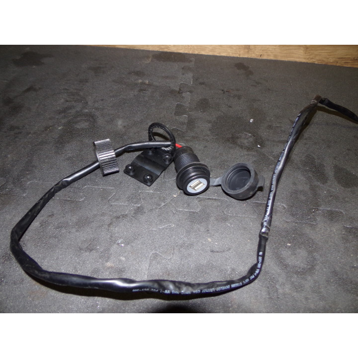 Prise USB moto power  Universel  En bon état