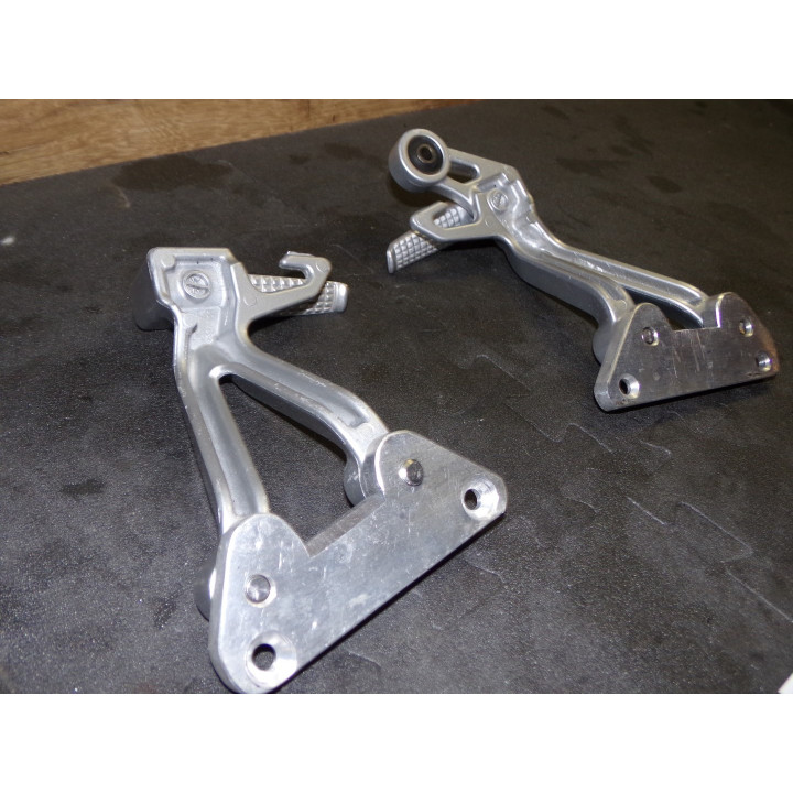 Repose pied passager Suzuki 1100 GSX-R 1994